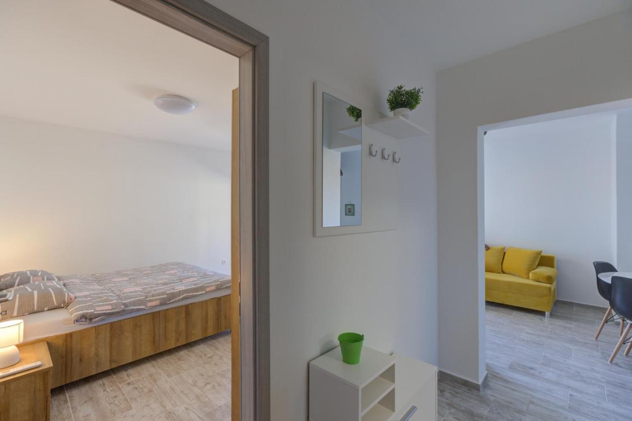 Apartma Demi *